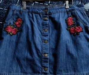 SOLD 🚨 Forever 21+ denim skirt with patches
